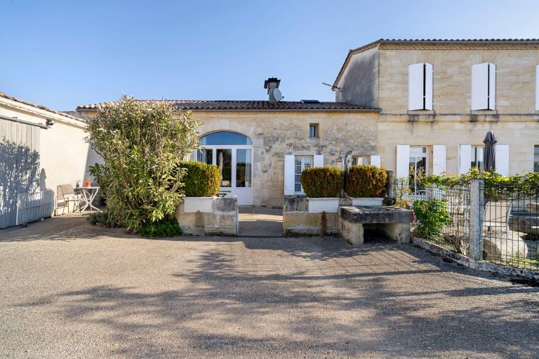 Gite La Roseraie: Private Terrace, Wi-Fi, and Air Conditioning in Saint-Émilion — photo 2