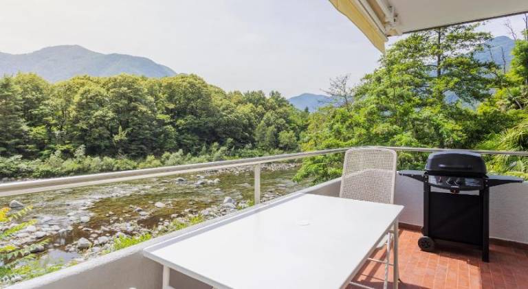 Vacation home with barbecue, yard & terrace — photo 4