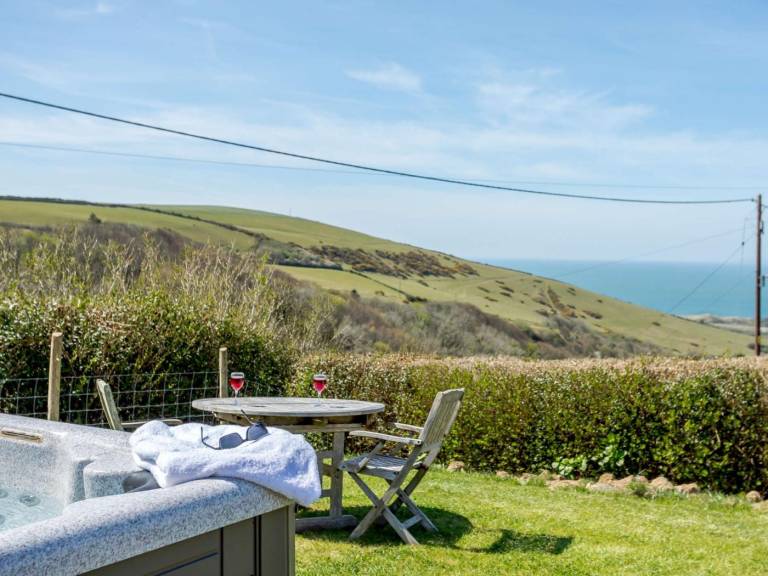 Vacation home with hot tub & yard | Water view in Ilfracombe