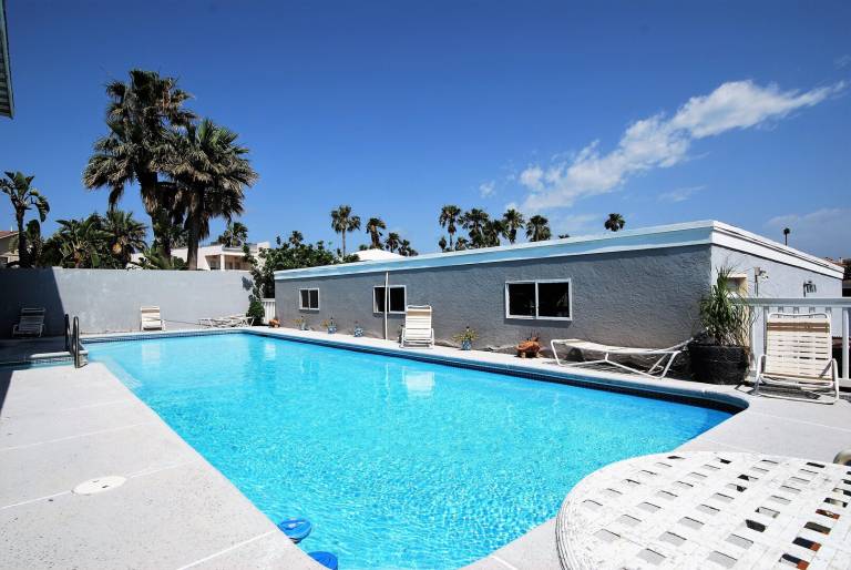 Child-friendly nice condo with pool | Pet-friendly in South Padre Island, TX