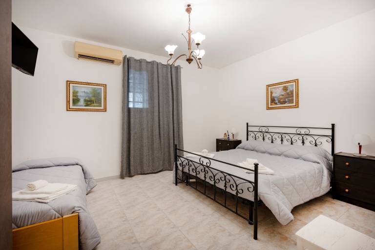 Wonderful villa with terrace, heated pool & yard | Garden view | Perfect for remote work | Pet-friendly — photo 5