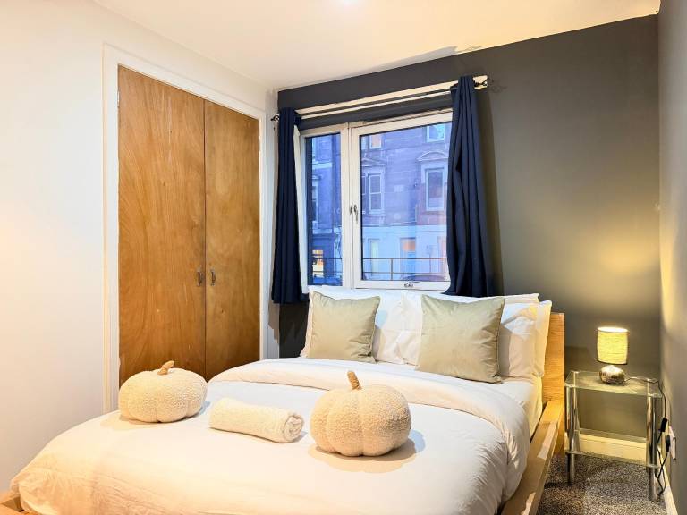 Stadium Residence Balcony Parking Sleeps 8 in Edinburgh