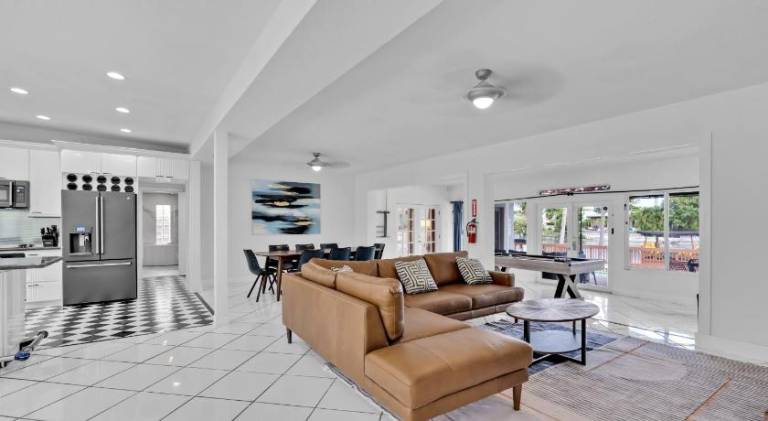 Ample vacation home with pool | Pet-friendly — photo 4