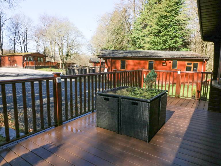 Cottage with yard & hot tub — photo 4