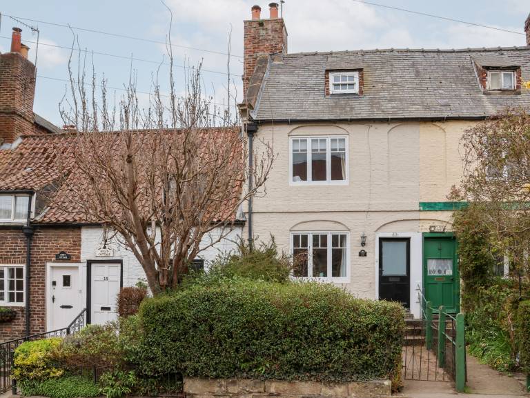 Family-friendly lovely cottage with yard | Beach view | Pet-friendly in Whitby