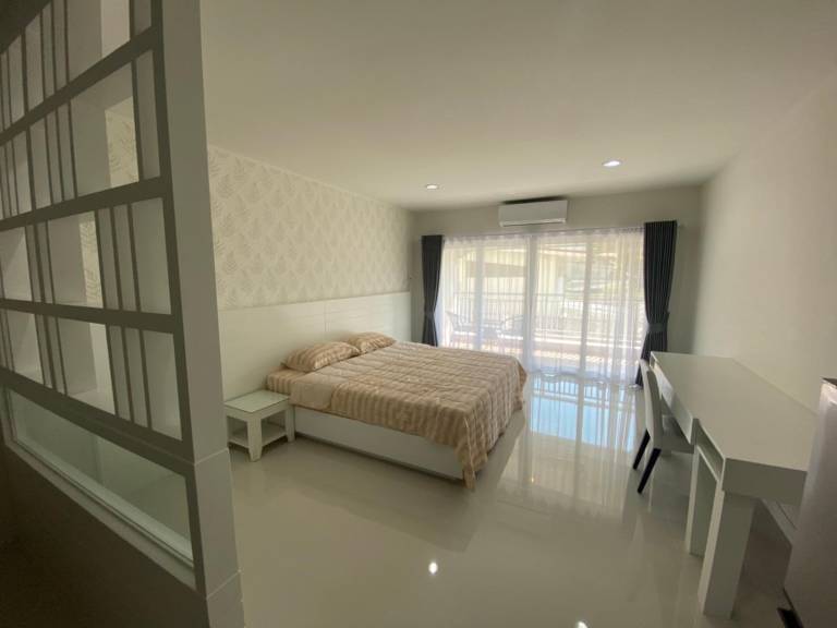 Apartment with pool — photo 2
