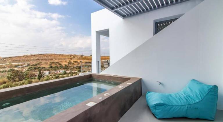 Villa with hot tub, heated pool & terrace | Suitable for remote work | Pets allowed in Tinos