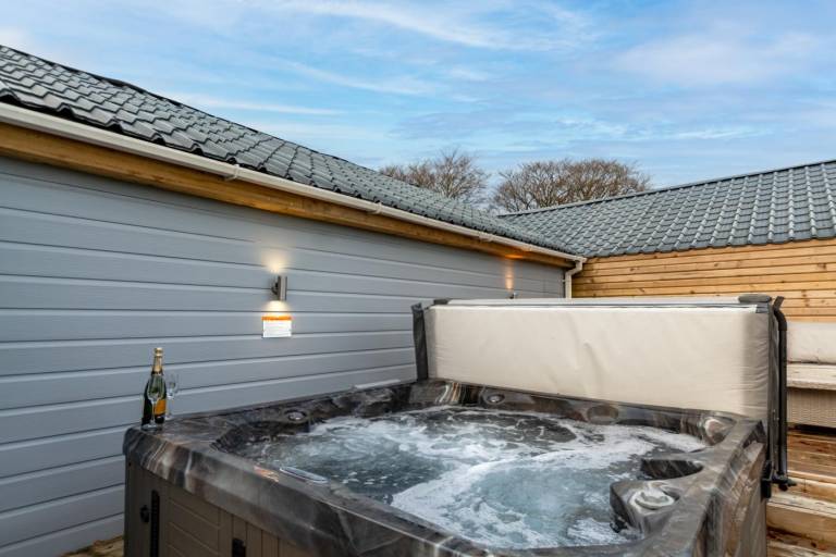 Wonderful rental apartment with garden, barbecue & hot tub | Pets allowed — photo 2