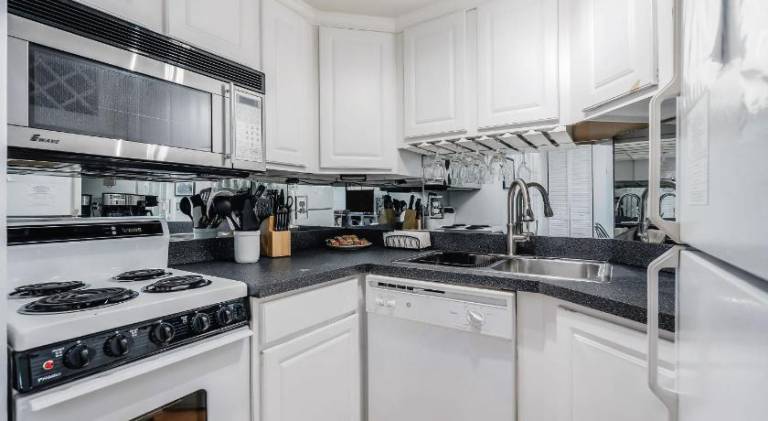 Walk to Broadway - Free Gated Parking - Cozy Condo — photo 5