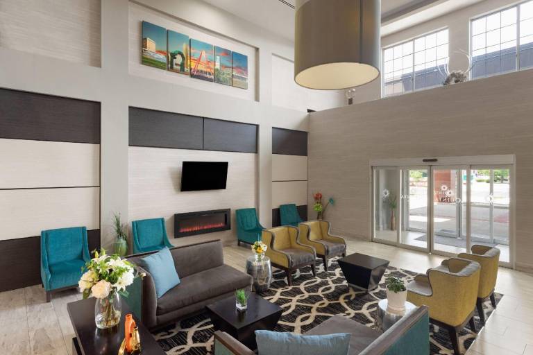 La Quinta Inn & Suites by Wyndham Columbus - Edinburgh — photo 2