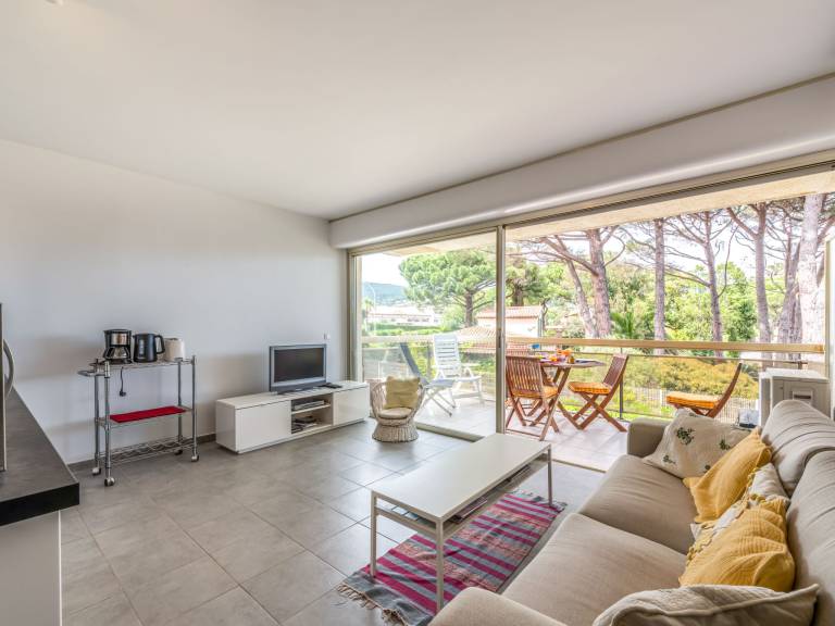 Rental apartment with yard — photo 2