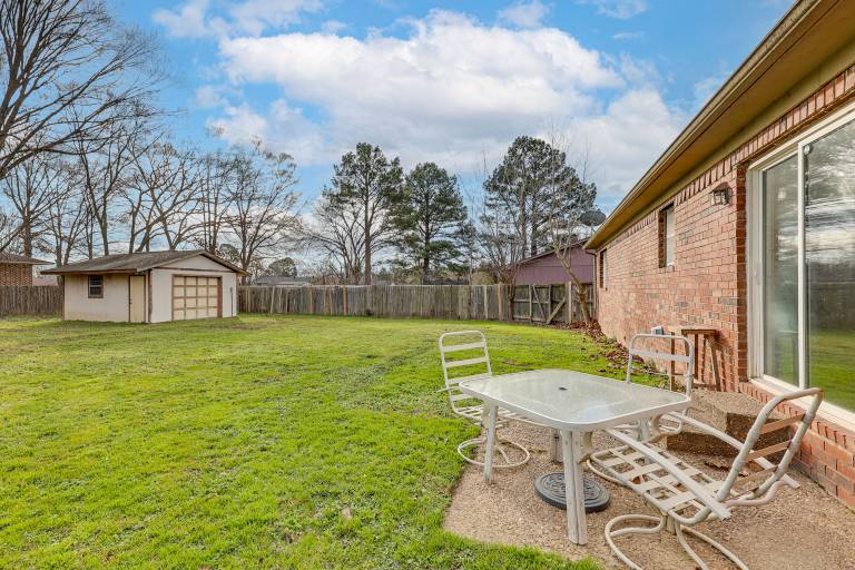 Fish, Hike & Tailgate: Russellville Home w/ Yard — photo 4