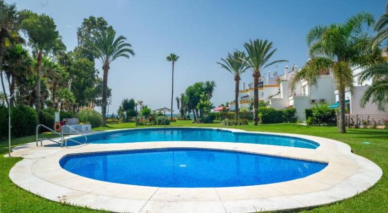 Spacious Beachfront Holiday Home — photo 3