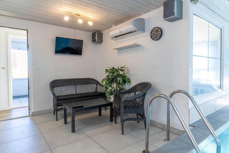 Fully equipped beautiful vacation home with pool, hot tub & patio | Beach nearby | Pets are welcome — photo 4
