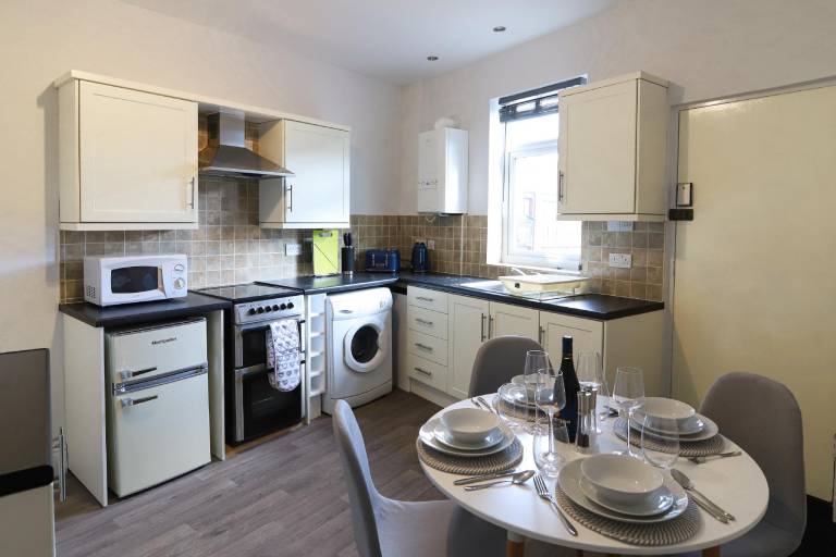 Beautiful 3 Bedroom house - Sleeps 5 Free parking — photo 5