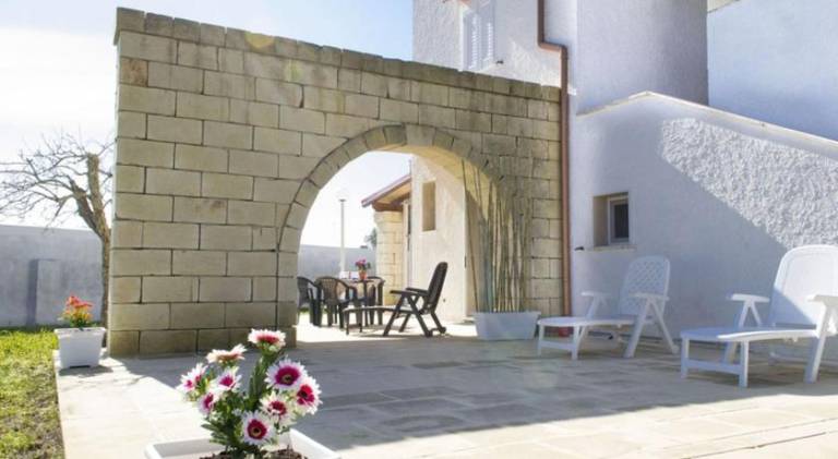 Serviced apartment with garden in Melendugno