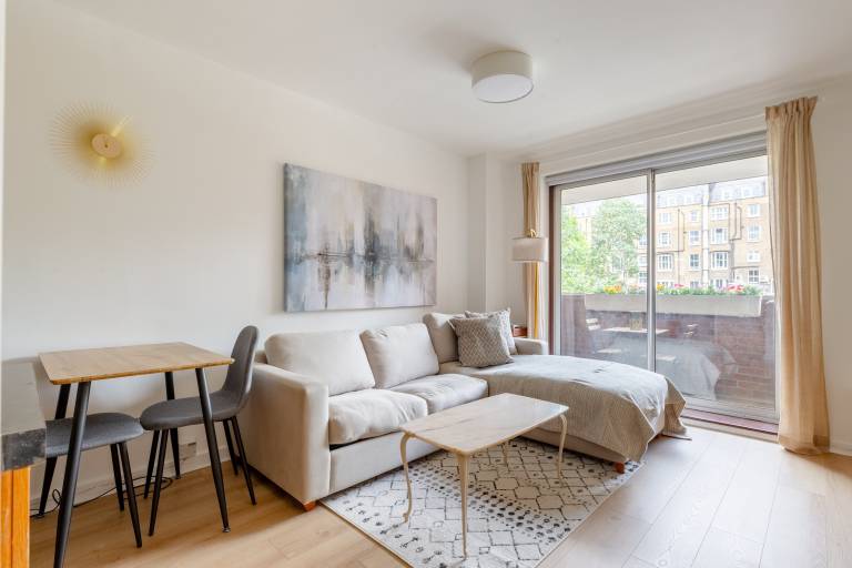 Cosy Refurbished Studio w Pvt Balcony Kensington