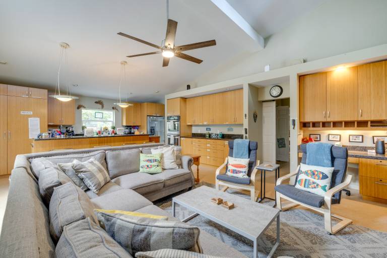 House w/ Hot Tub & Deck - Walk to Seaside Beach! — photo 4