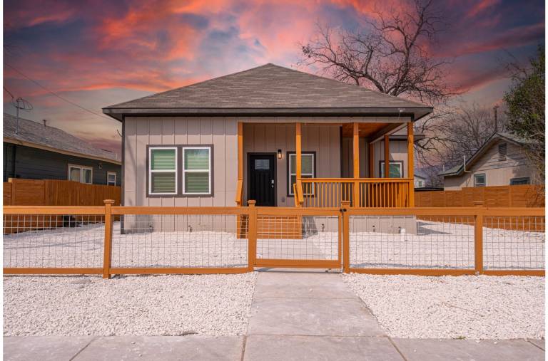 Sleek 3 Bedroom 2 Bath Just 5 Minutes to Downtown