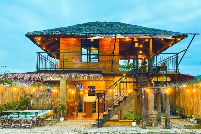 Vacation home with patio, private pool & barbecue | Water view | Good for workation in Baler