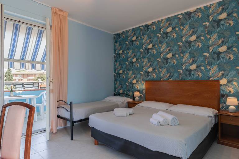 Dedicated room with pool & garden — photo 3