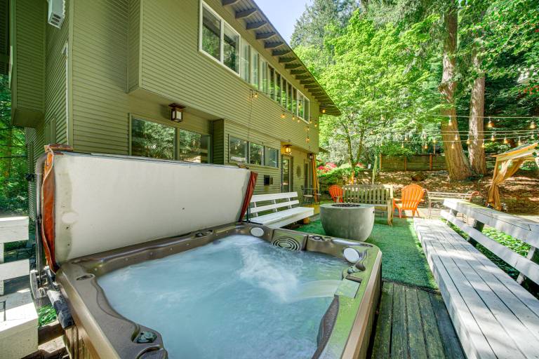 8 Mi to Dtwn Seattle Pet Friendly Apt w Hot Tub