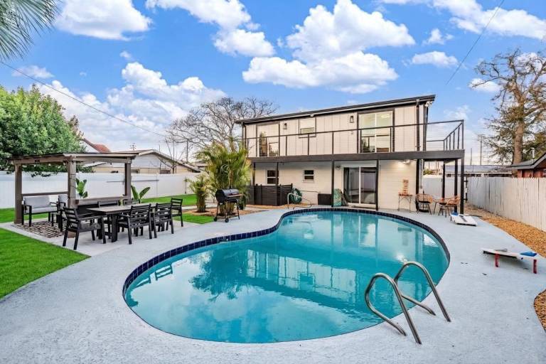 Heated Pool & Game Room Pet Friendly