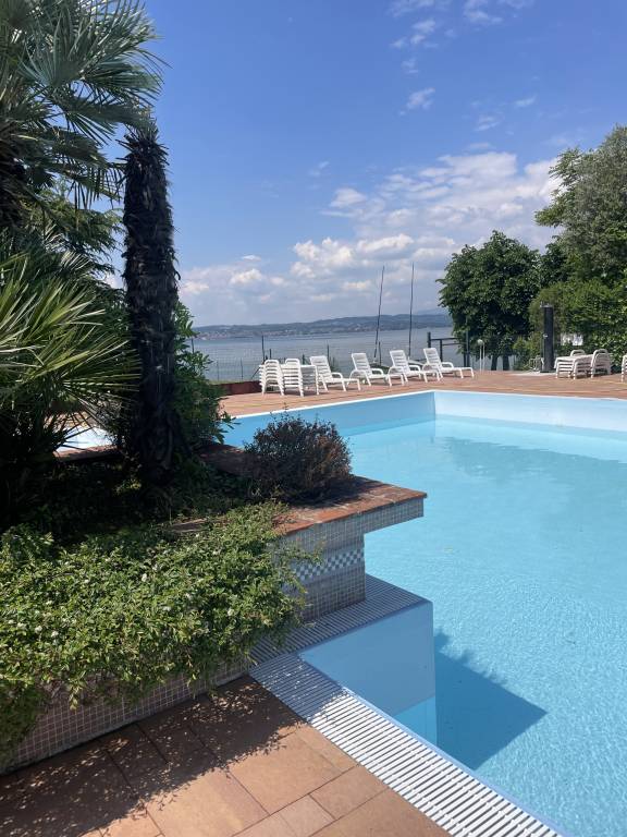 Apartment with garden & pool in Sirmione