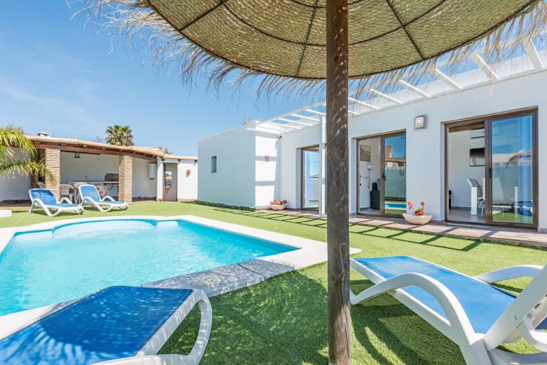 Fully equipped pleasant house with terrace, pool & yard | Pet-friendly — photo 2