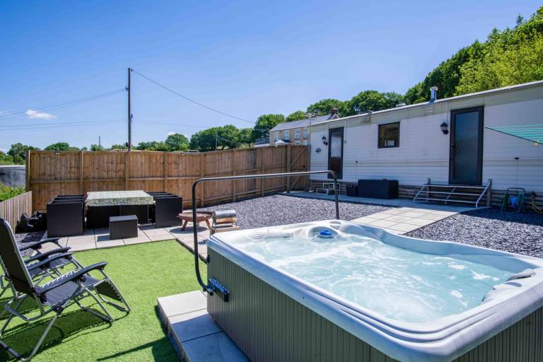 Children-friendly rental apartment with hot tub, yard & BBQ | Mountain view | Pets allowed in Swansea