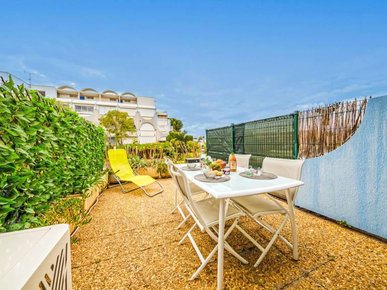 Rental apartment with patio & pool — photo 3