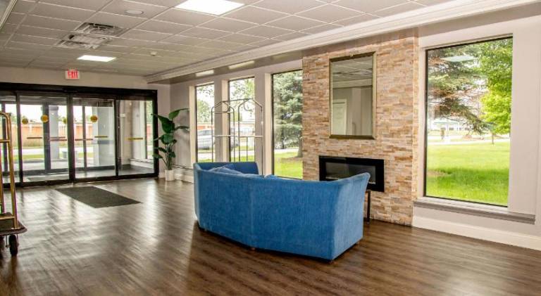 Days Inn and Suites by Wyndham Hammond IN — photo 5