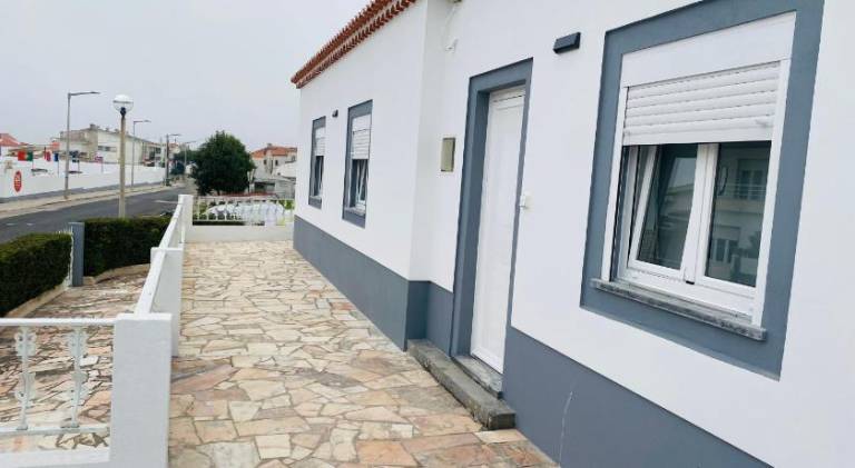 Fully equipped lovely vacation home with patio | Beach nearby | Pet-friendly in Leiria