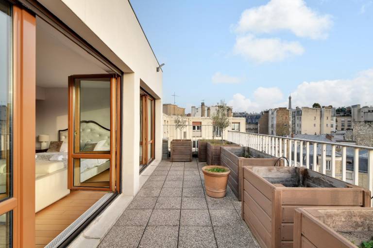 Champs Elysees Penthouse Eiffel View Jacuzzi! — photo 4
