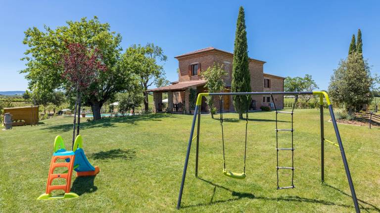Villa with private pool, barbeque & yard | Garden view — photo 2