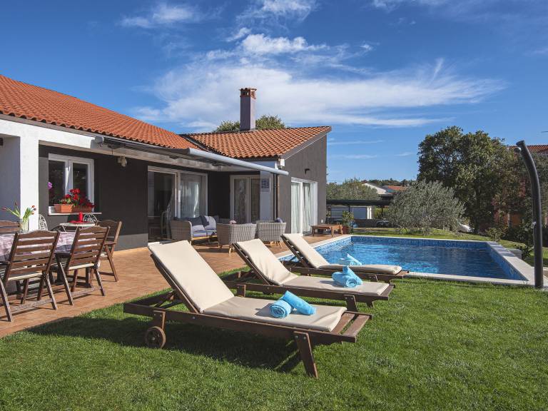 Fully equipped vacation home with terrace, barbecue & jacuzzi | Sea view | Pets allowed — photo 3