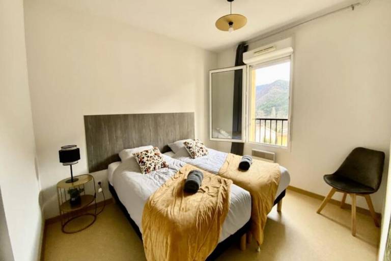 Holiday apartment with terrace, yard & pool | Pets allowed — photo 2