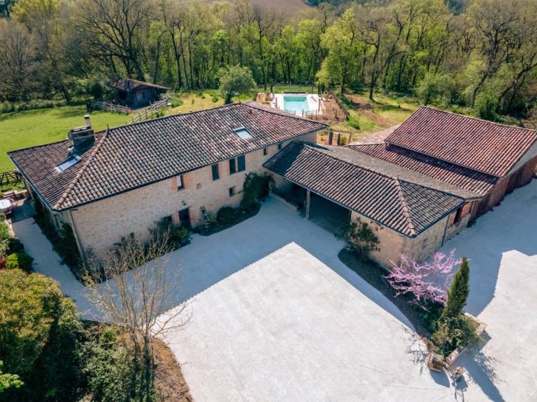 Gite with patio, yard & barbeque — photo 2