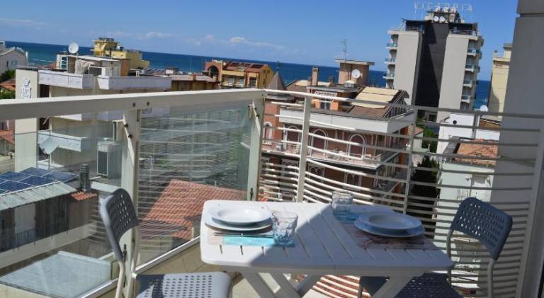 Rental apartment with patio — photo 4
