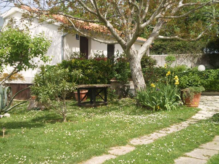 Vacation home with BBQ & garden | Pet-friendly — photo 3