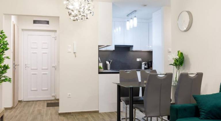 Holiday apartment with yard & patio — photo 4