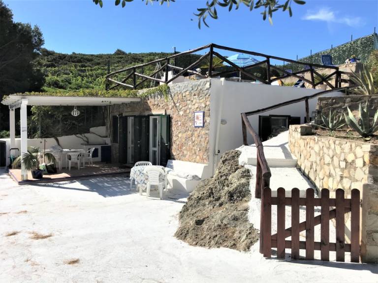 Family-oriented villa with jacuzzi, patio & yard | Next to the beach | Pets allowed — photo 5