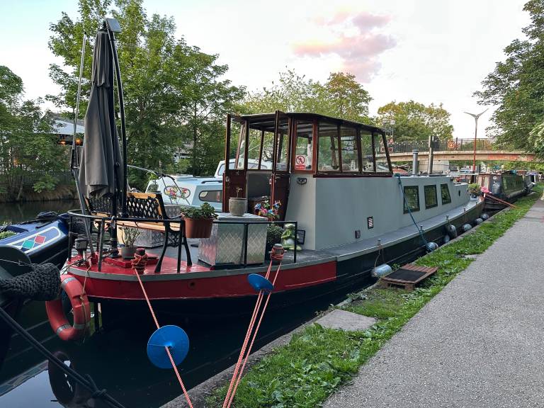 London Dutch Barge Sleeps 3 & Cosy Fireplace