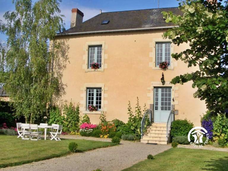 Cottage with barbeque & yard in Mayenne