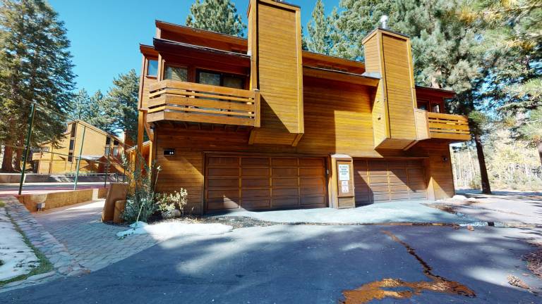 House with jacuzzi, grill & patio in Mammoth Lakes, CA