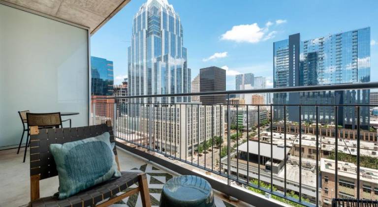 Serviced apartment with terrace, pool & grill | Next to Texas Governor's Mansion — photo 2