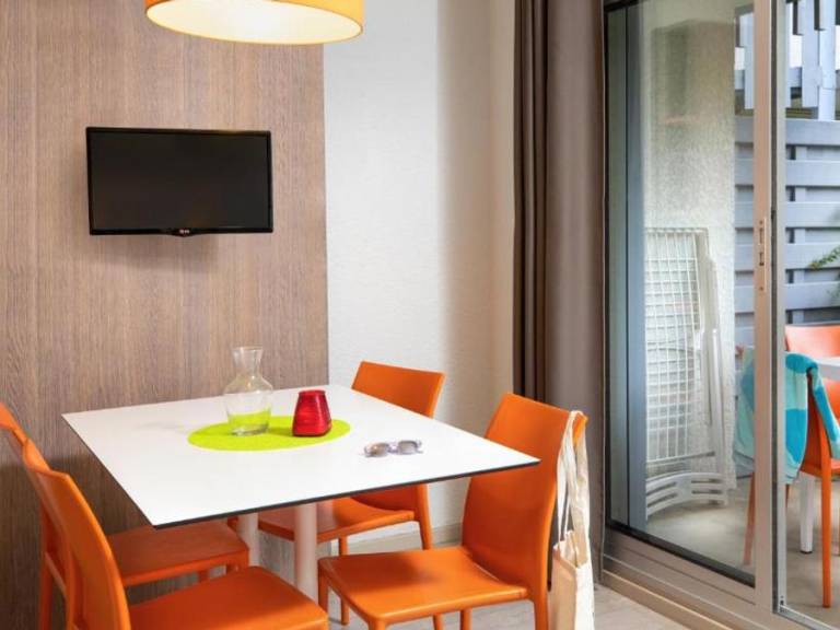 Holiday apartment with pool & patio — photo 5