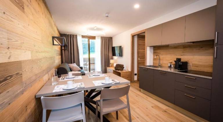 Serviced apartment with garden, hot tub & patio — photo 2