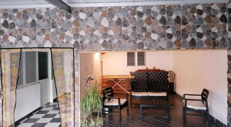 House with hot tub — photo 4