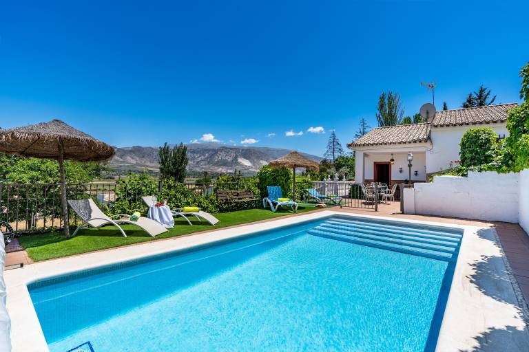 Holiday Home 'Ladera De Los Molinos' with Mountain View, Pool, Garden & Wi-Fi in Granada